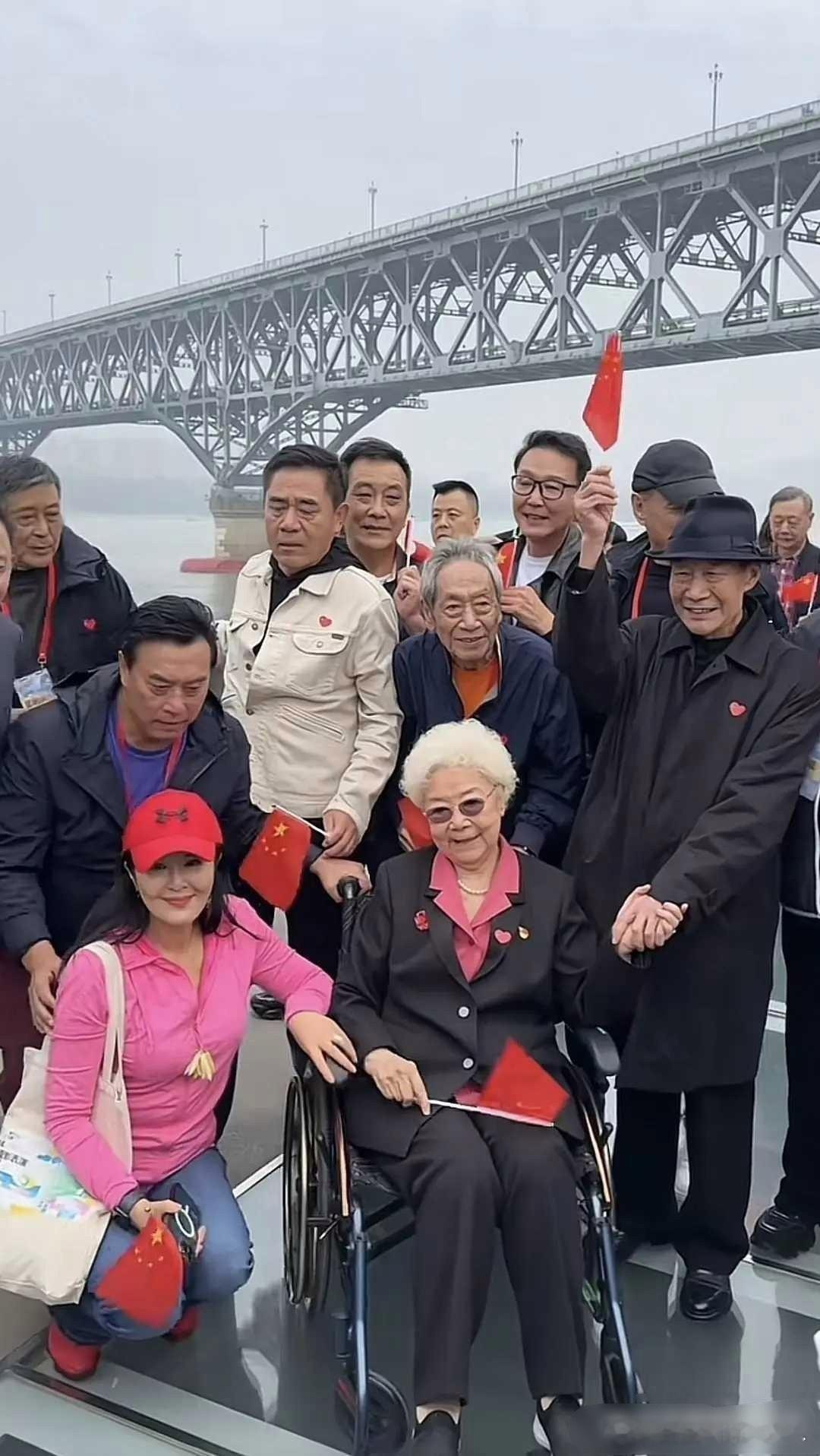 乍一看，以为是一个普通的老年旅游团。再仔细看，发现没一个是普通人