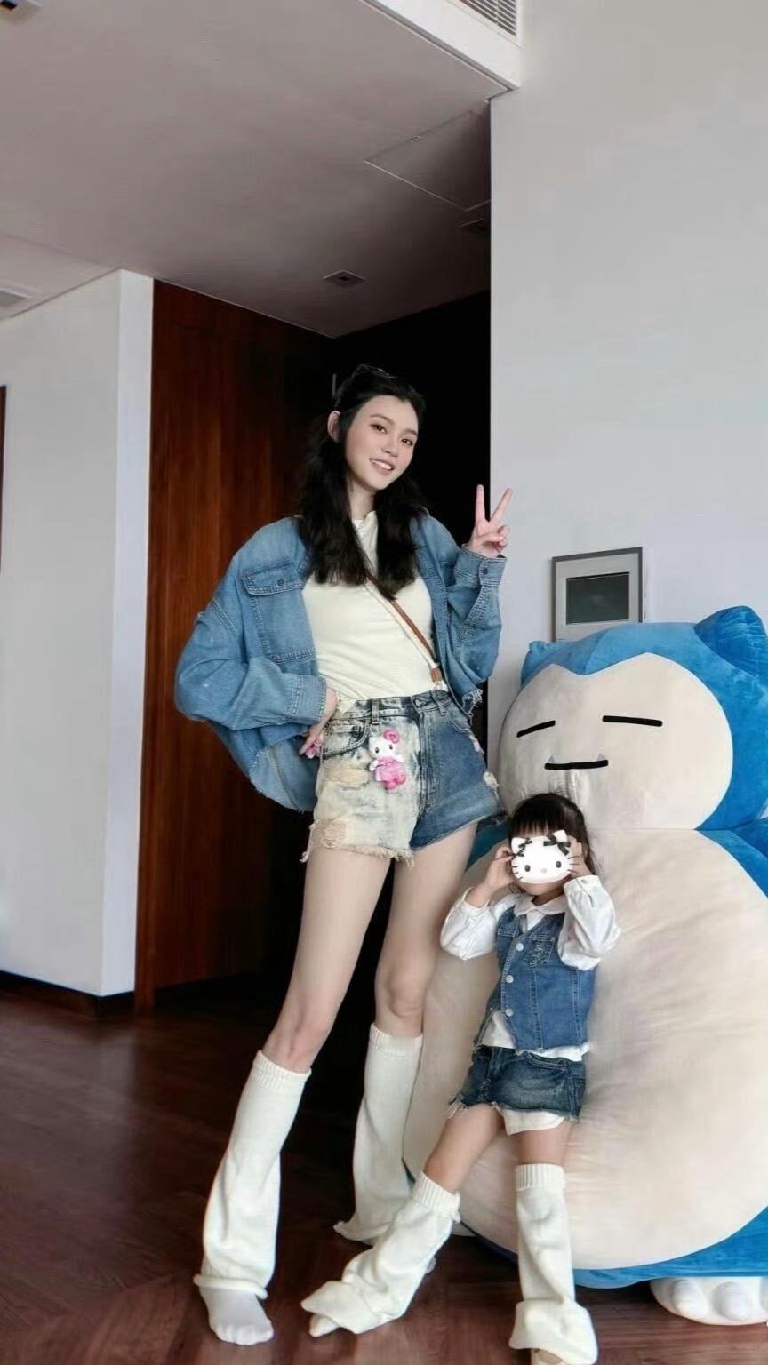 奚梦瑶女儿腿好长，基因太好啦！长大肯定也是个大美女！！​​​