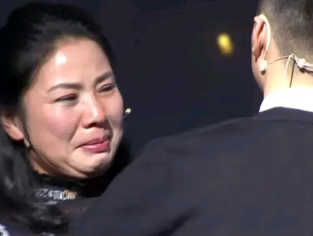 江苏高二男孩，爸爸去世、妈妈改嫁、奶奶病逝，男孩竟自暴自弃，荒废学业。谁知，他去