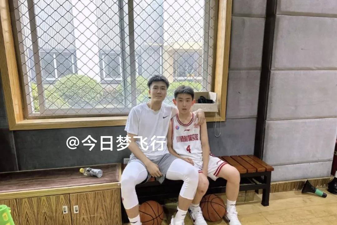 黄荣奇深夜更新社媒：四川最强小学生！黄荣奇今晚十一点多，更新了个人社媒，晒出了