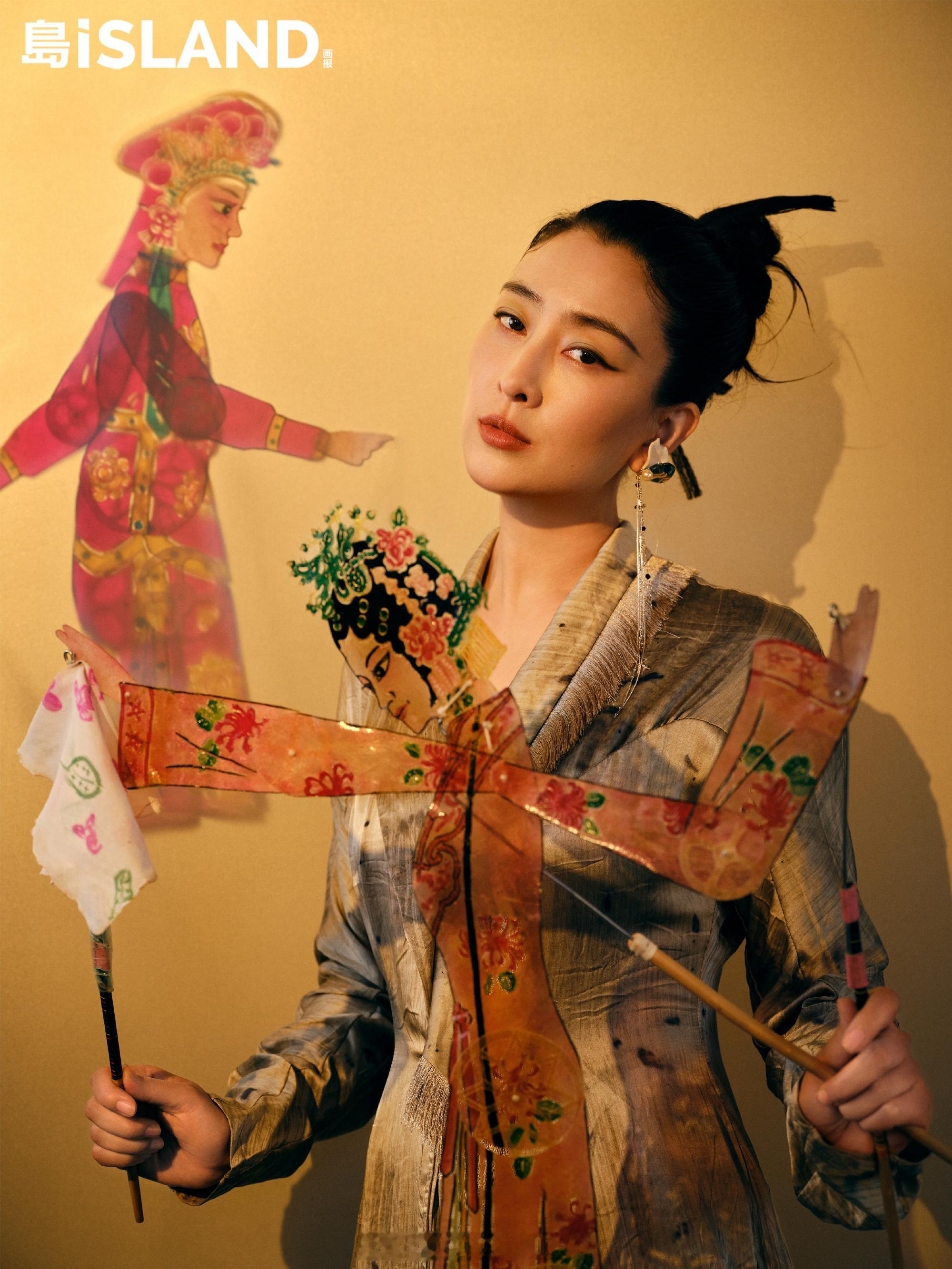一张皮影，需经千刀万刻，方能在光影流动中演绎一生。这恰如人生的修行，在岁月的刻痕