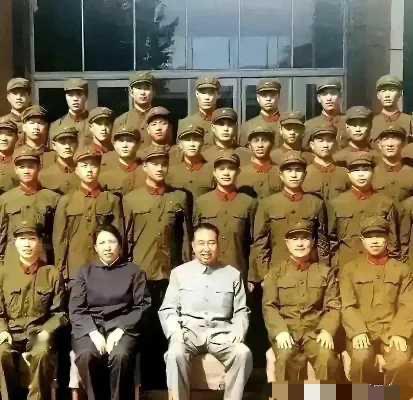 1981年，华国锋主席即将卸任的时刻，与警卫部队士兵一同合影留念