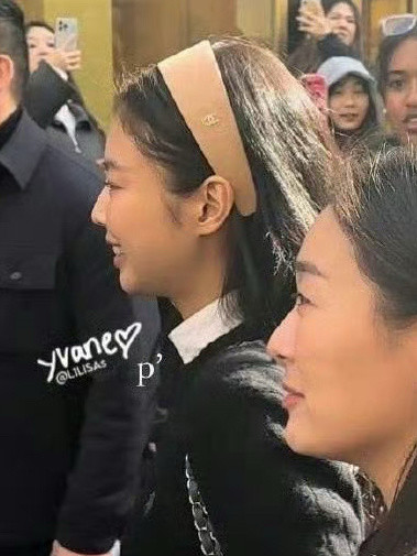 怪不得Jennie金珍妮很少发侧脸自拍…​​​