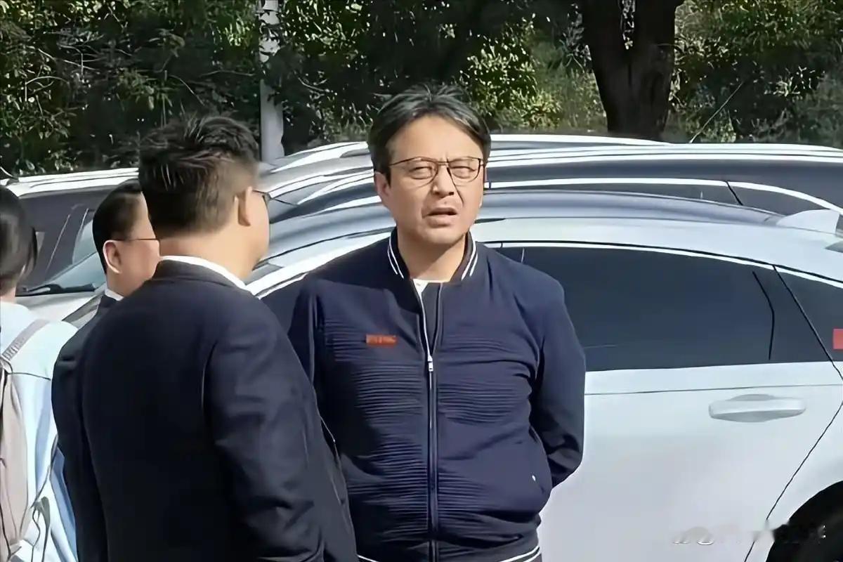 52岁汪涵近况曝光：携妻儿定居长沙，因长期嚼槟榔导致两鬓斑白、形象邋遢​​​