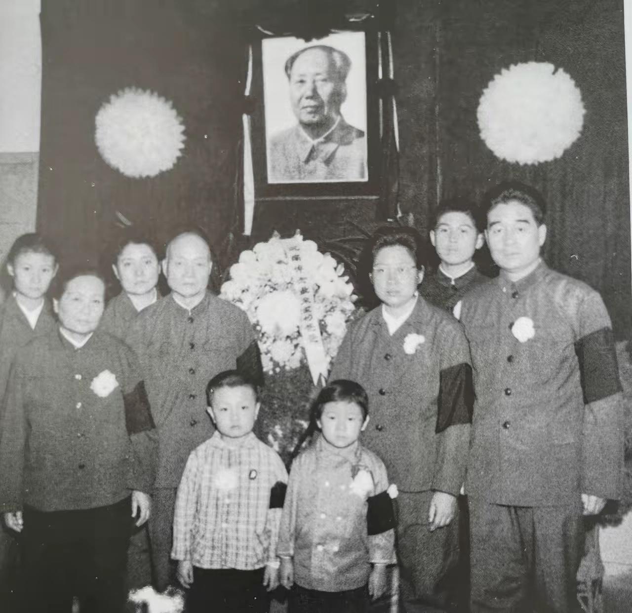 1976年9月，伟大领袖毛主席与世长辞，全国上下沉浸在巨大悲痛之中。开国中将孔从