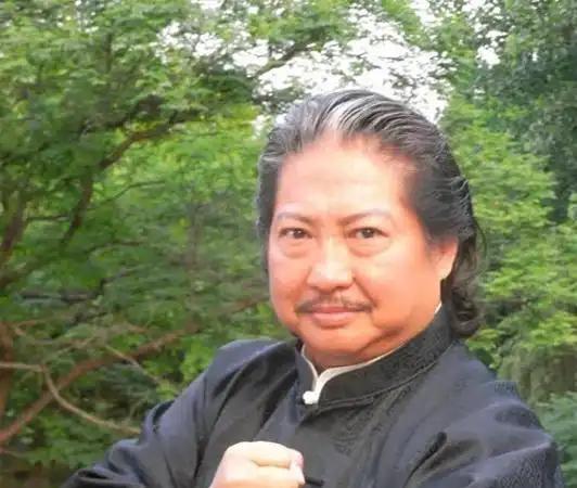10月13号晚上，洪天明替他老爸发了一份声明，直接把半年前的一桩旧账掀了个底朝天
