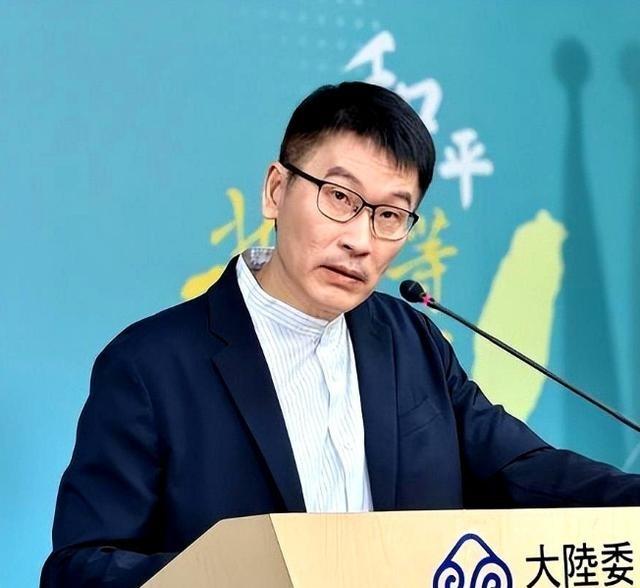 台陆委会曾经甩出一份通报，说自家两名警察在大陆受了委屈。结果万万没想到，冲上来第