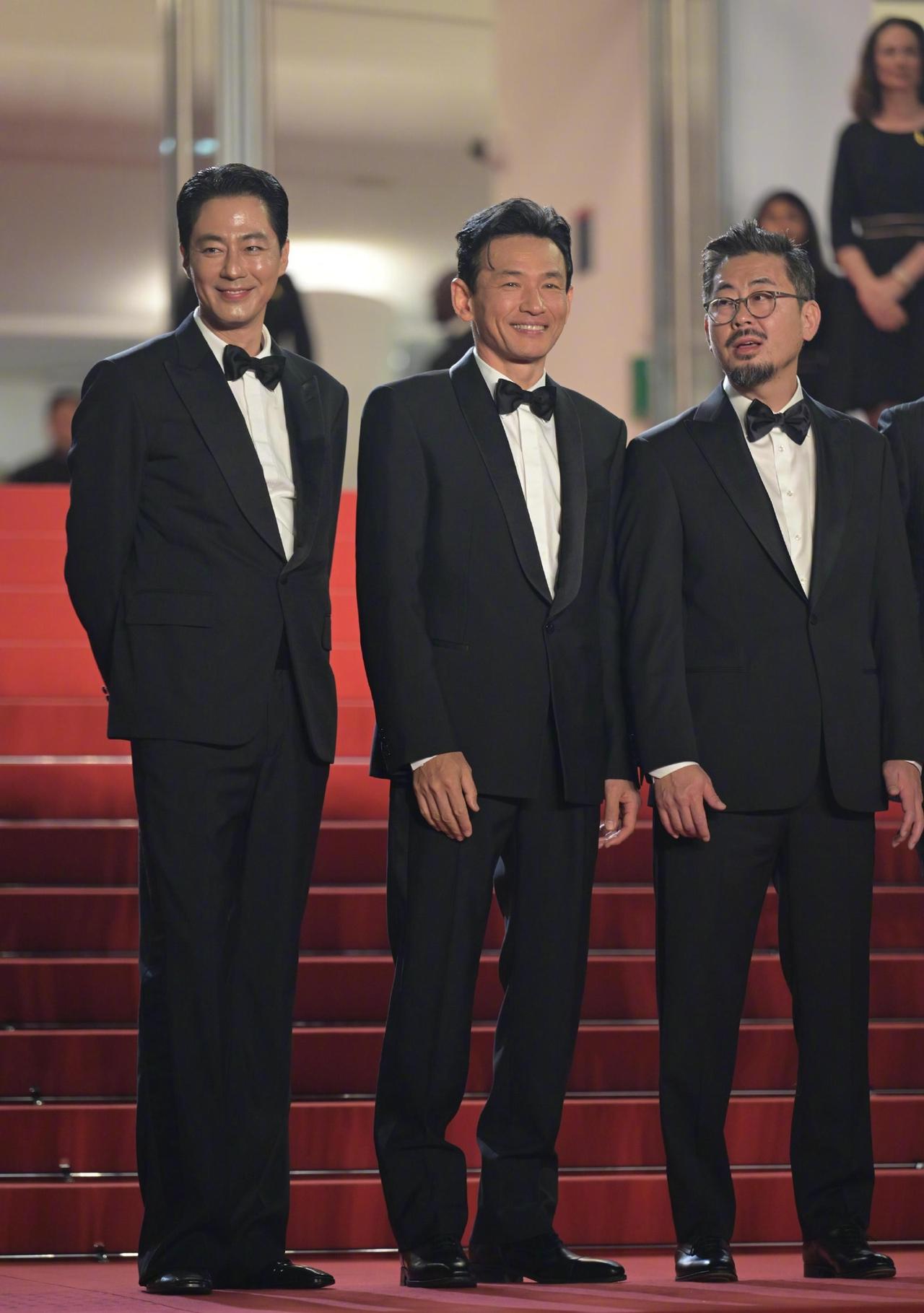 右边这两个男人，我敢打赌99%的人都认识，那左边这个男人是谁呀？真的好有男人味，