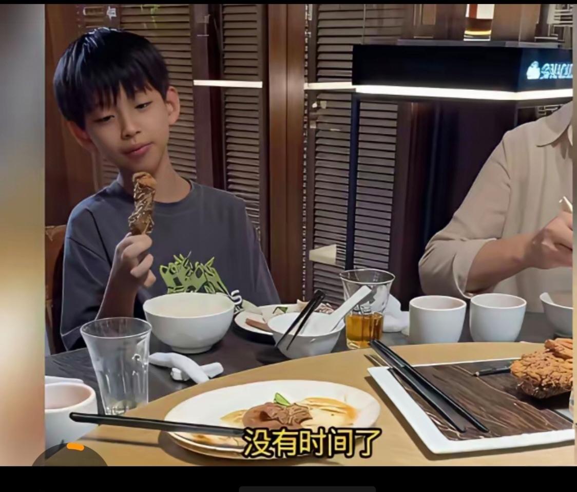 大S这下终于可以安心了～近日，汪小菲带着儿子汪希箖现身某餐厅吃饭，一边吃一边