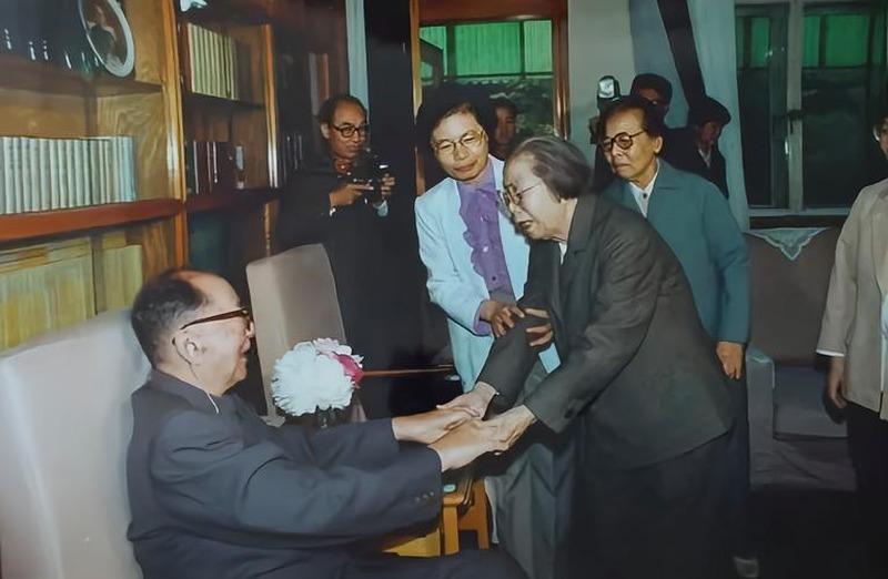 钱学森一开口不是聊导弹火箭，而是给邓颖超鞠了一躬，改口叫她"老师"。这一改,就再