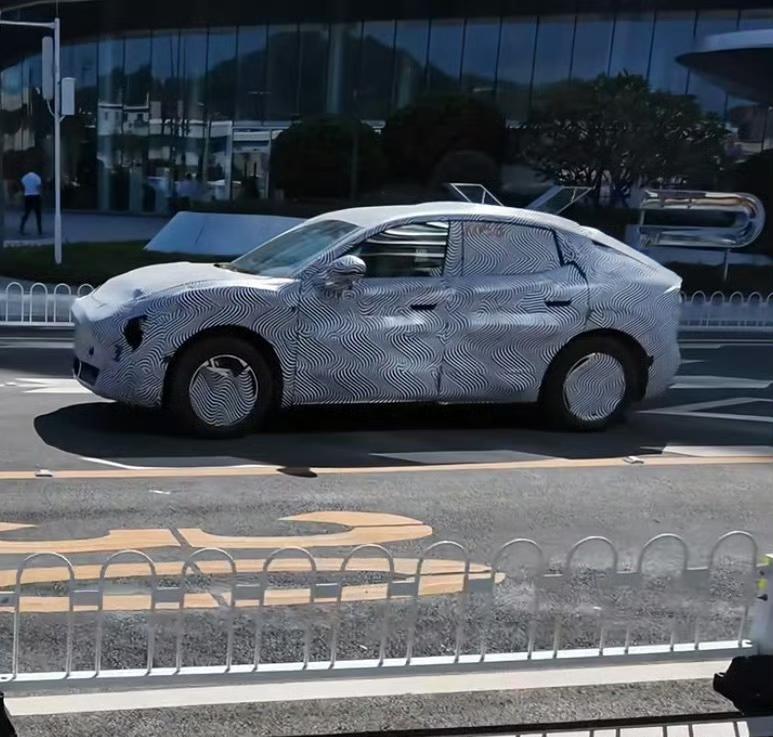 小鹏MonaSUV新谍照！有点胖乎乎的，很明显该车充分考虑到了风阻，这个车的