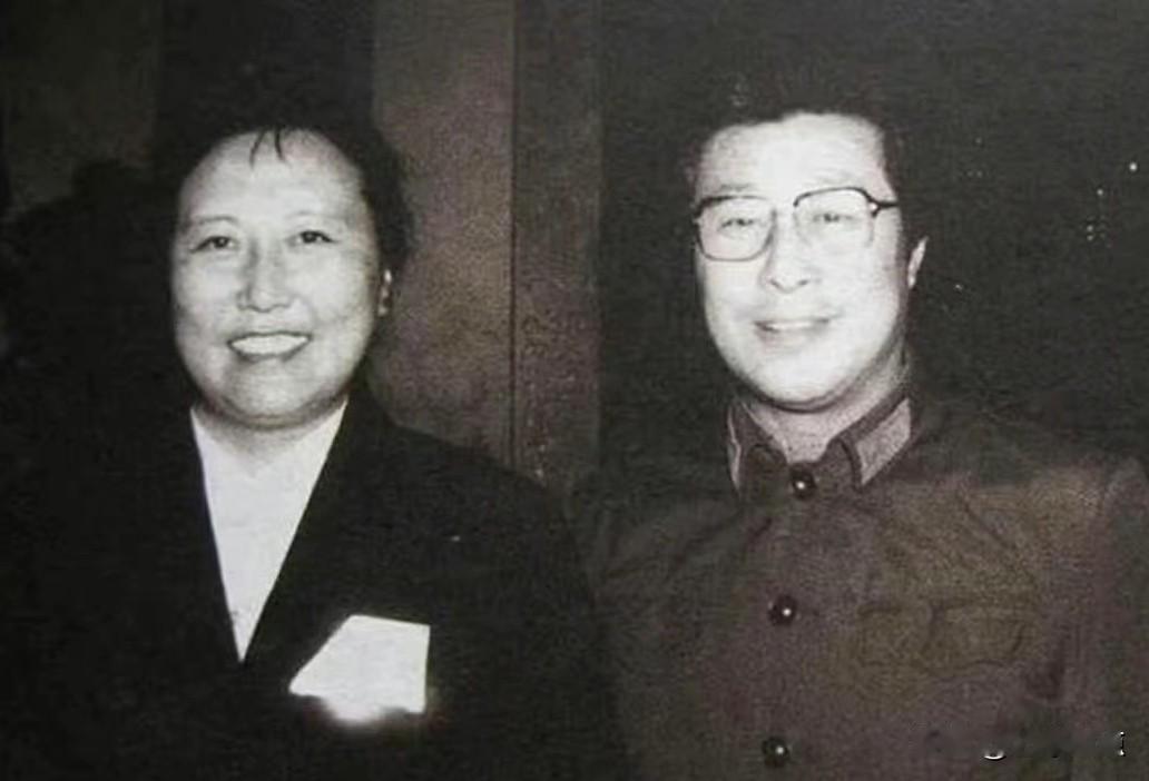 彼年，和王心刚合影的这位中年女士是谁？她是六十年代中国影坛的当红影星，主演了两