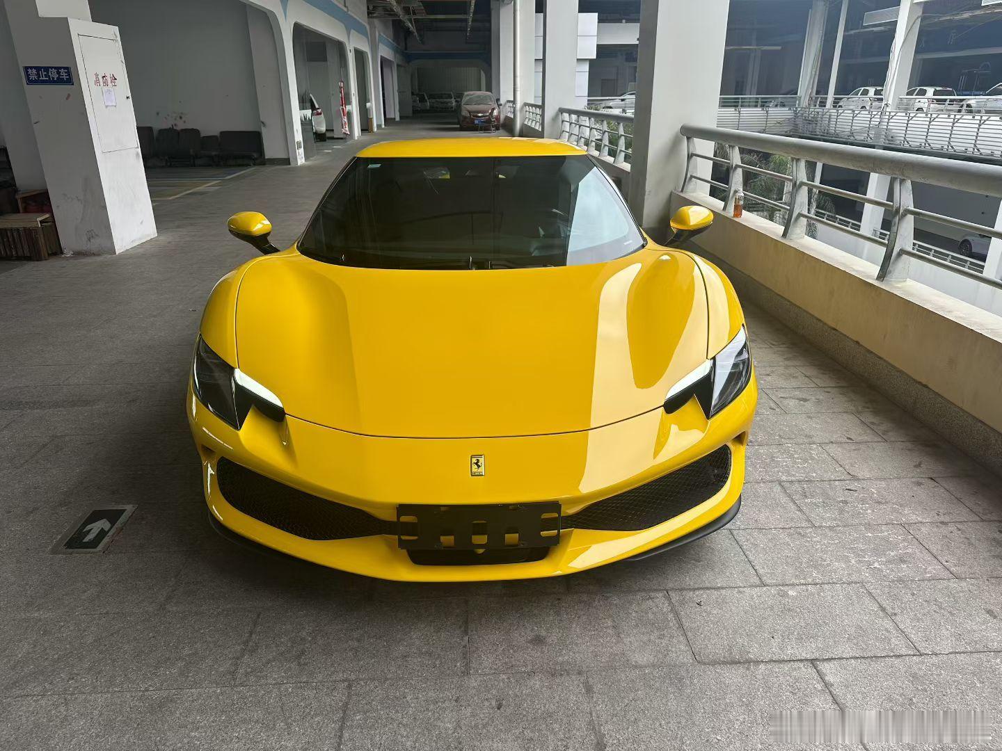 法拉利296gtb，配置足够优秀，带赛椅，不带红的296