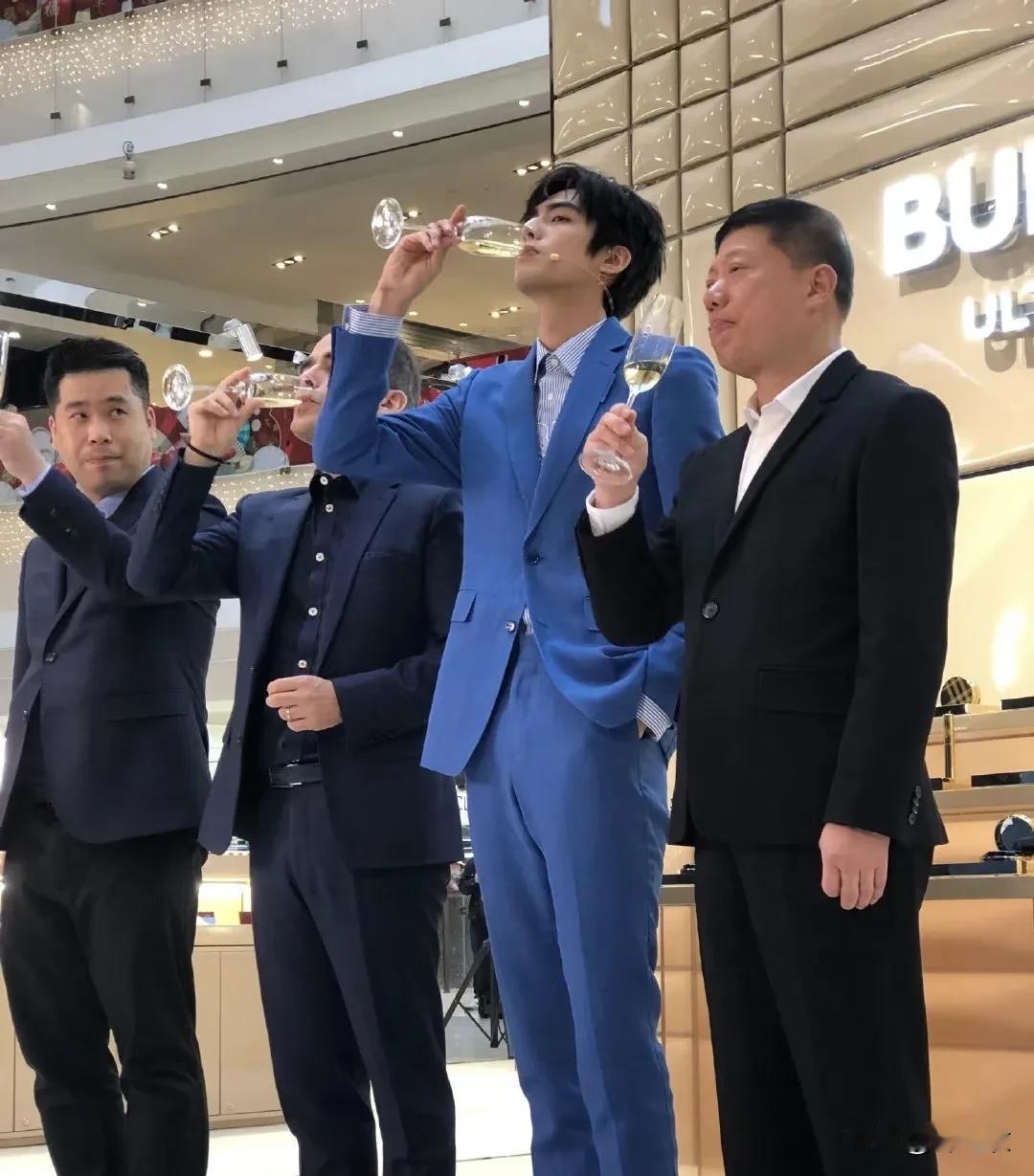 宋威龙长得这么好看，但是他之前也焦虑内耗很严重，连着好多天可以不睡觉，可能就是在