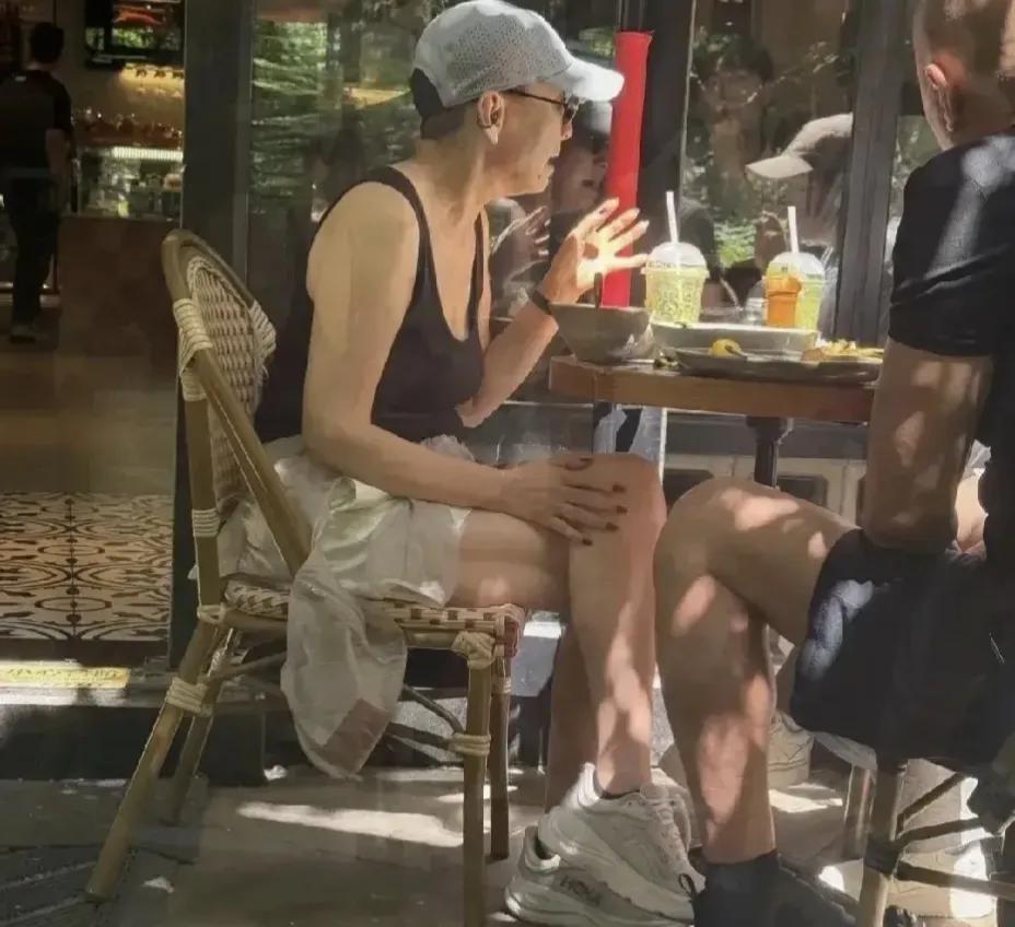 六十多岁宋丹丹的这状态，真的把优雅老去体现得淋漓尽致宋丹丹最近被拍到和朋友在咖
