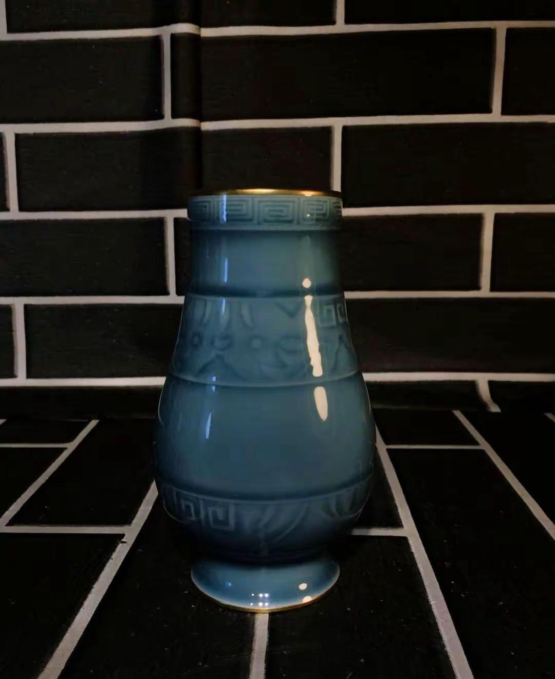 藏品名称：清代霁蓝釉描金浮雕兽面纹尊材质：瓷质，霁蓝釉，口足描金藏品简述：此尊器