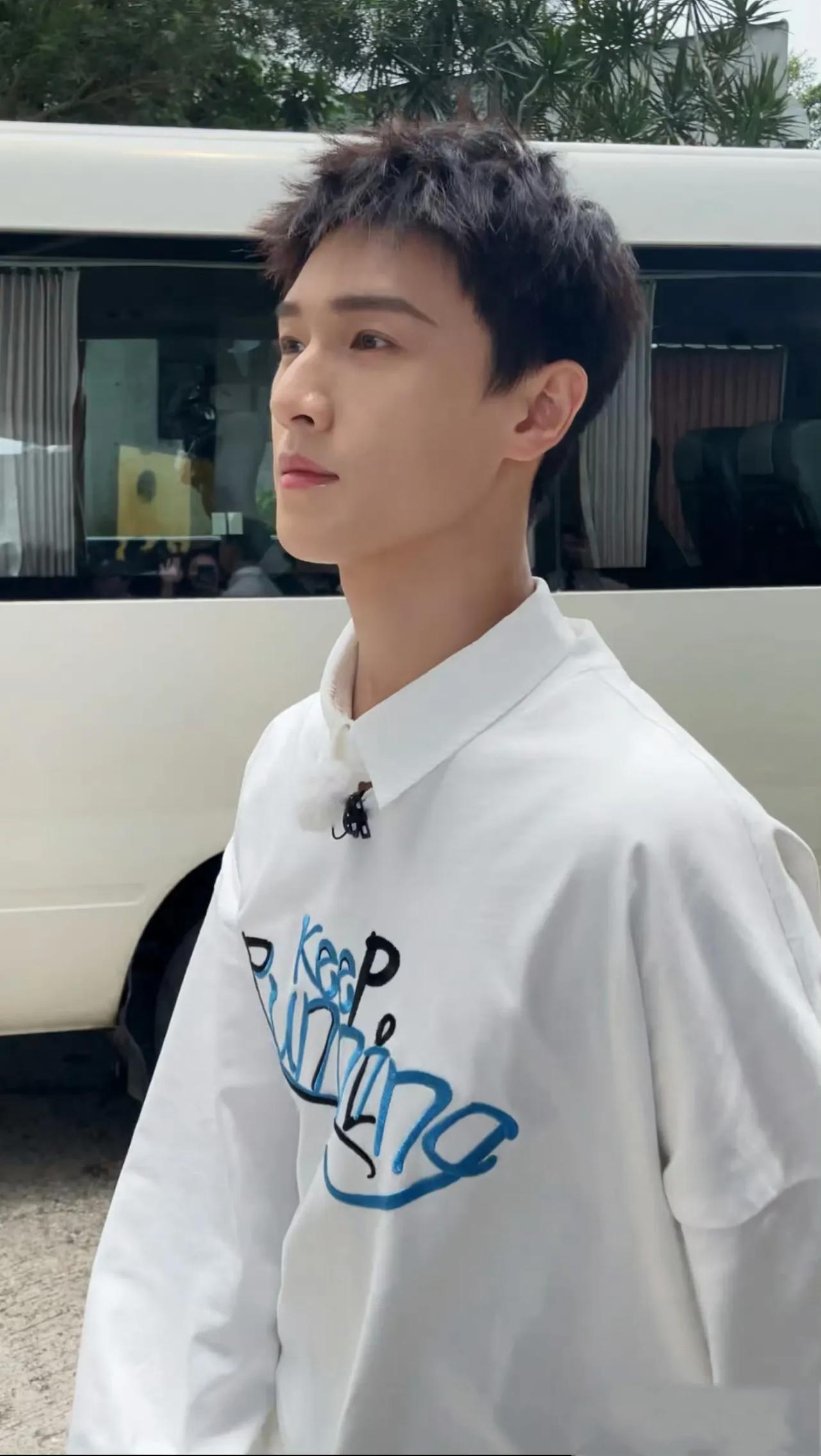 《奔跑吧13》导演姚译添近日公开点赞孟子义与李昀锐，直言二人完美契合节目气质。这