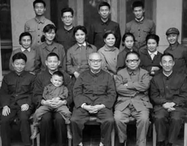 1975年，叶剑英的儿子叶选宁为劳改中的母亲求情，毛主席在得知情况后给予批准，并