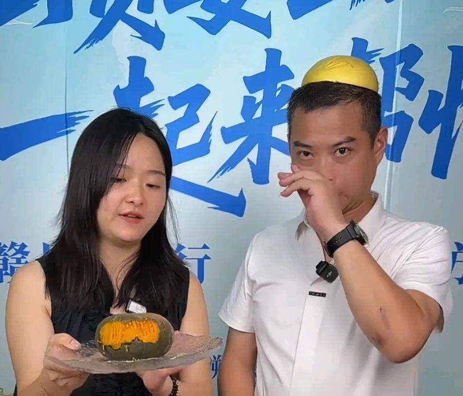 姚家男儿今天晚上直播卖农产品！直播间五六百人，下单率很高，卖的都是实用的东西