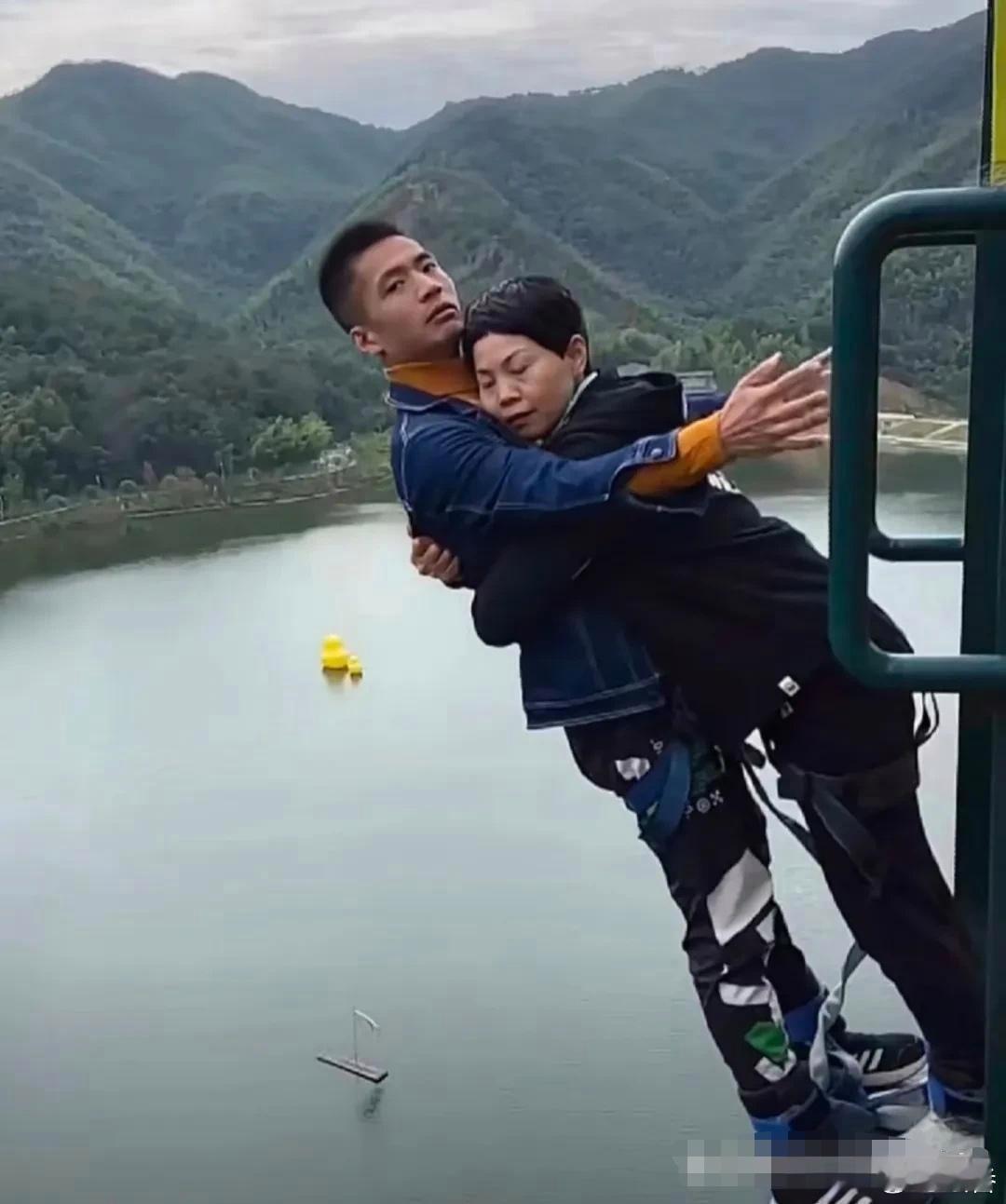 不怪小伙子一脸生无可恋，换谁谁不是？怎么感觉两个都有心事啊，笑死了