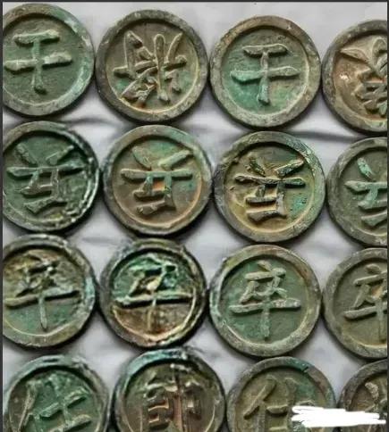 “给我三亿，我就上交！”1982年，一个农民在自己的宅基地里，挖出一副象棋，一共