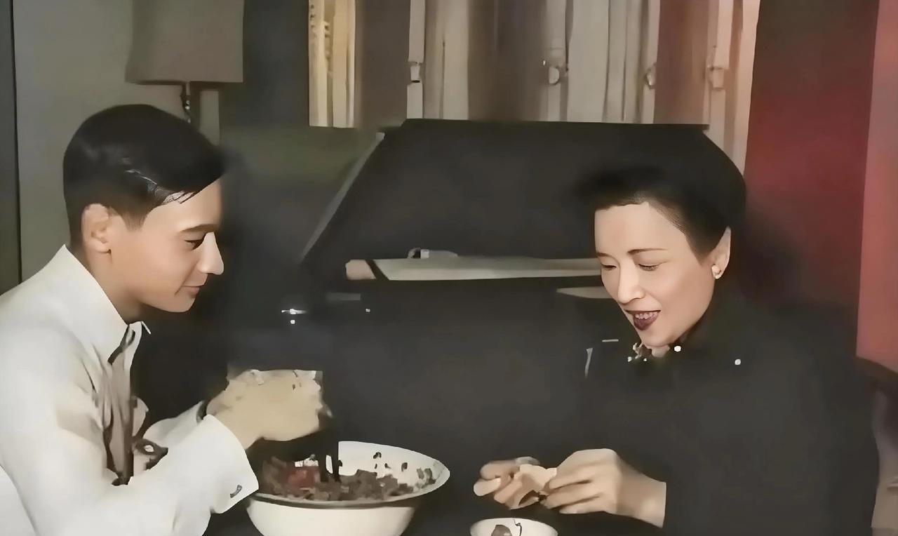 上世纪60年代，蒋孝勇与祖母宋美龄一起包饺子。