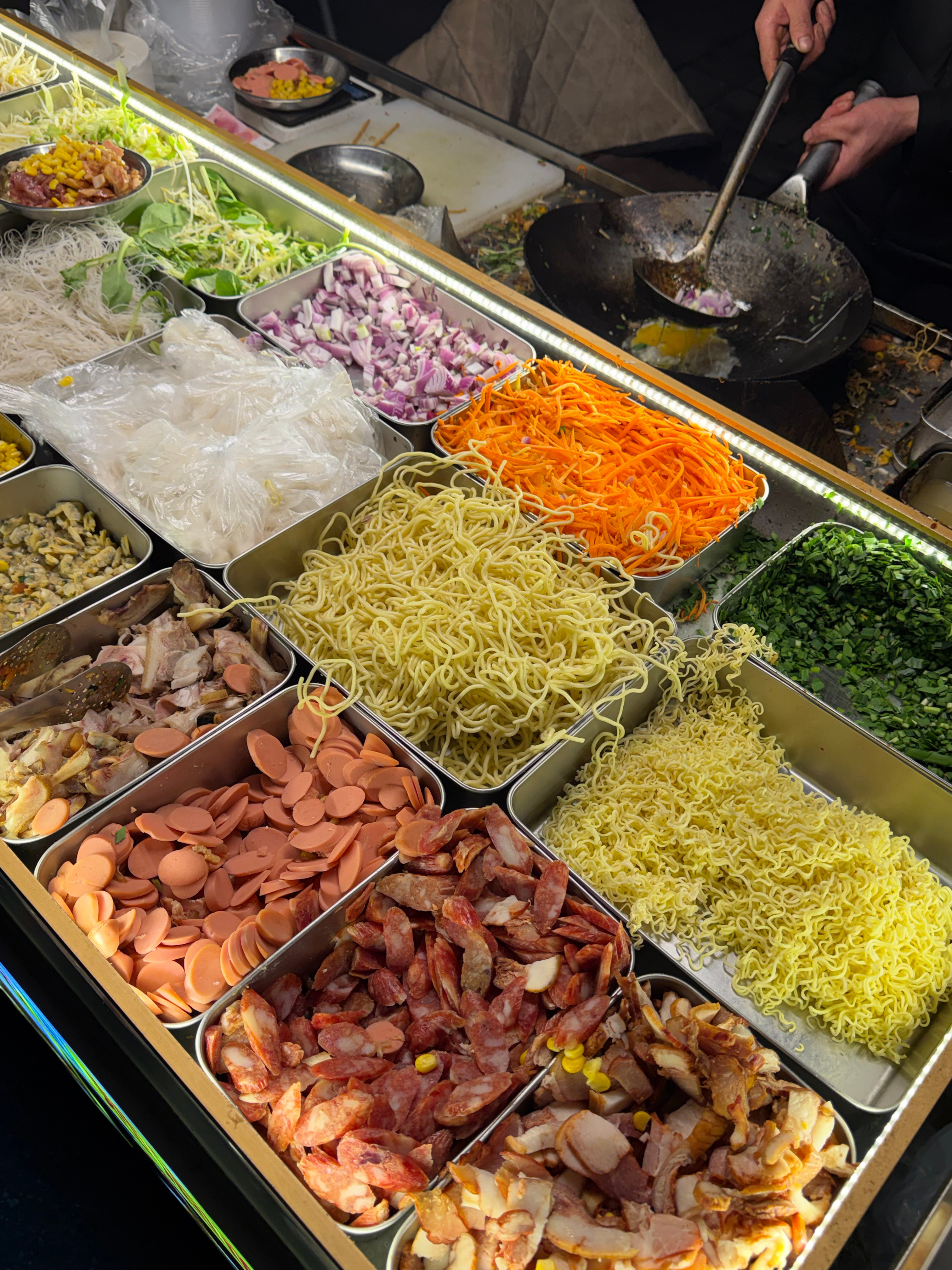 路边的炒面好有锅气啊，但我刚锻炼完，坚决一口不吃