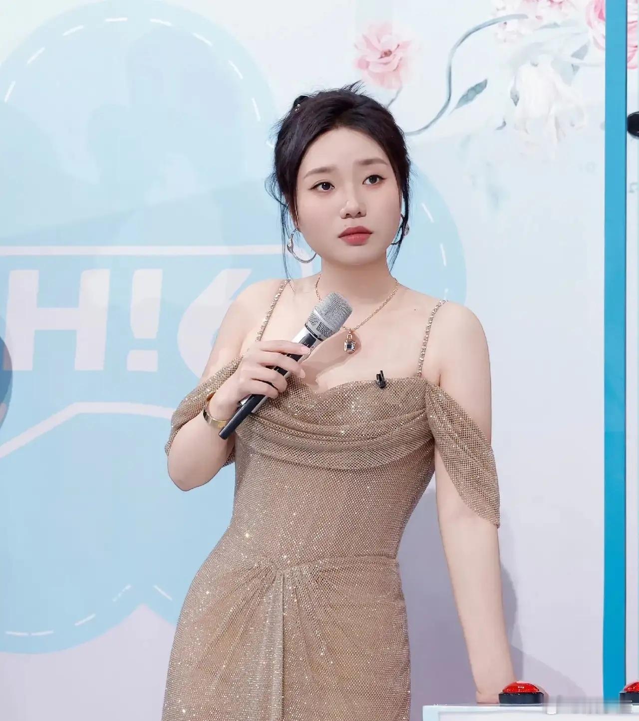 真让人好奇，大鹏究竟是怎么灵光一闪，想到让李雪琴来演杨贵妃的呀！一开始我还以为是