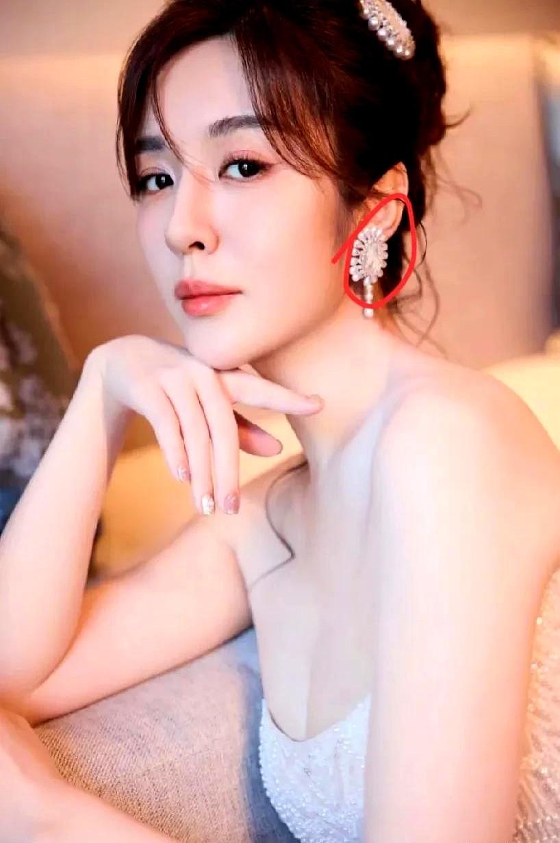家人们谁懂啊！看个直播差点笑不活了！王晓晨昨晚开播时，突然被网友弹幕问“