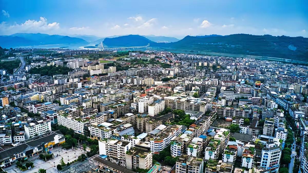 跟一个搞县域经济研究的朋友聊天，他表示，现在的县城和以前大不相同，以前的县域经济