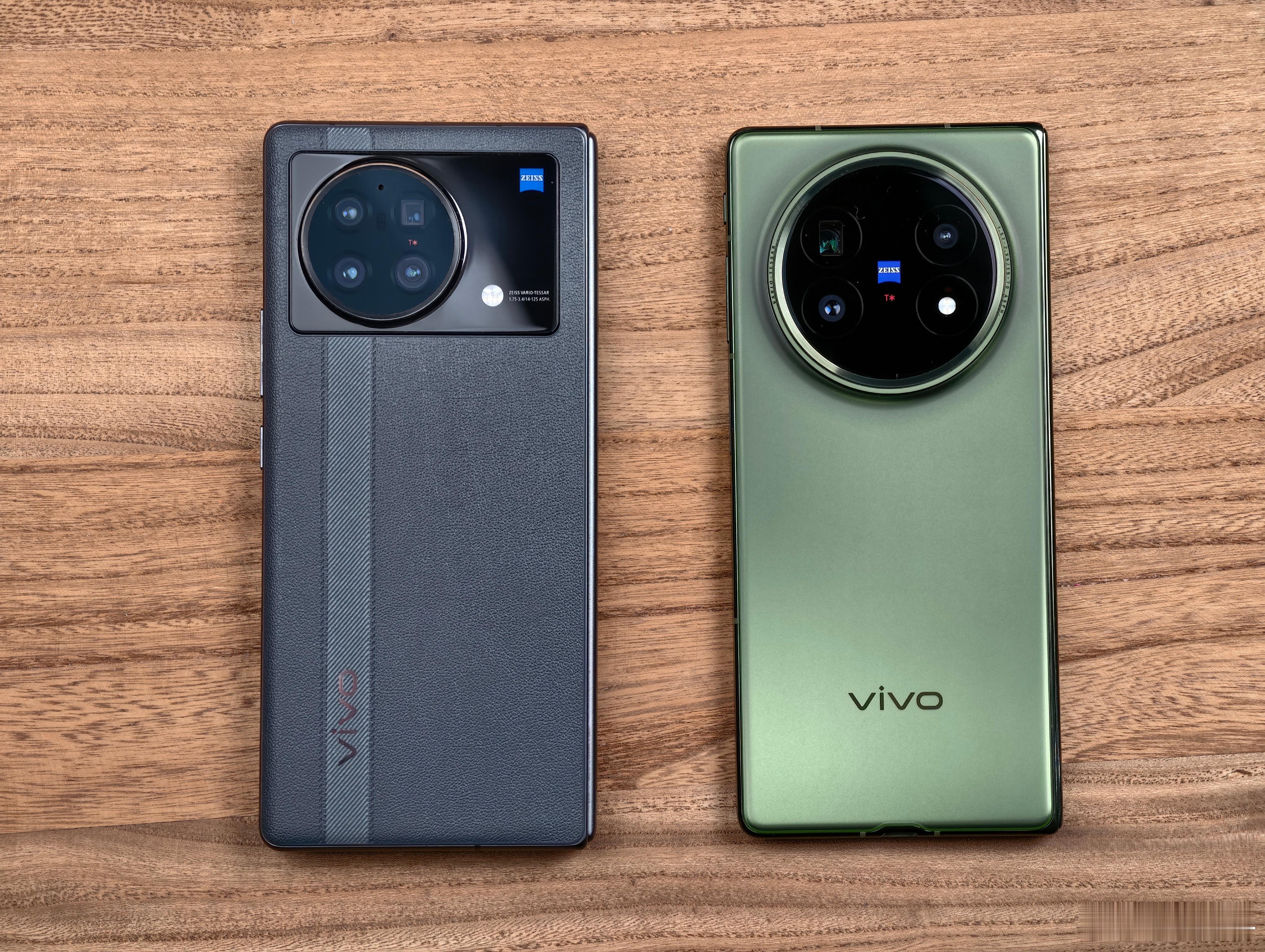 你瞅瞅你瞅瞅，vivo第一代折叠屏那个时候给到的东西就是「满」，当然，也很厚很重