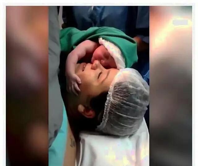新生婴儿抱着产妇不肯放手, 委屈的掉眼泪, 在场护士懵住了