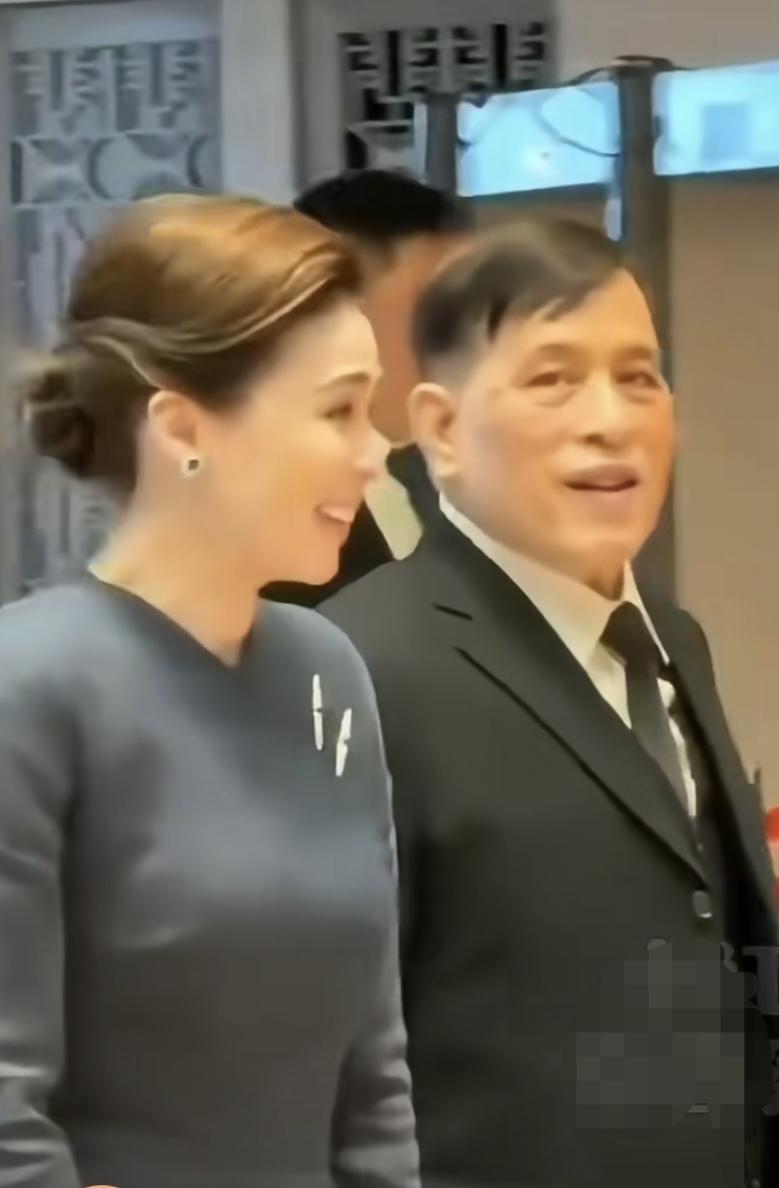 威严的泰王不苟言笑，这次访问中国之旅，见到了这对夫妻默契的交流，甚至恩爱！看