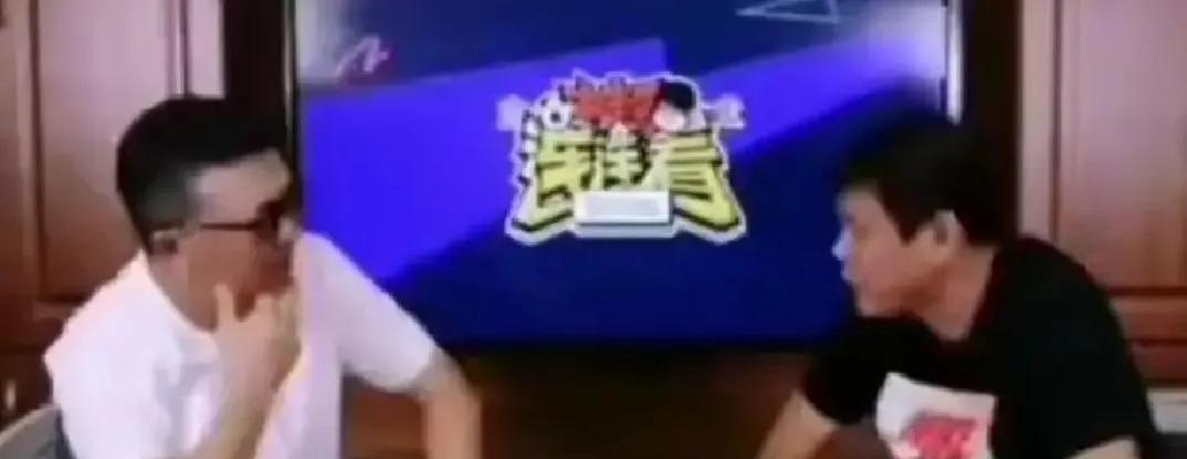 范志毅这回是真护短，直播里眼睛一瞪，火气一下就上来了。前几年他骂国足，骂到足协罚