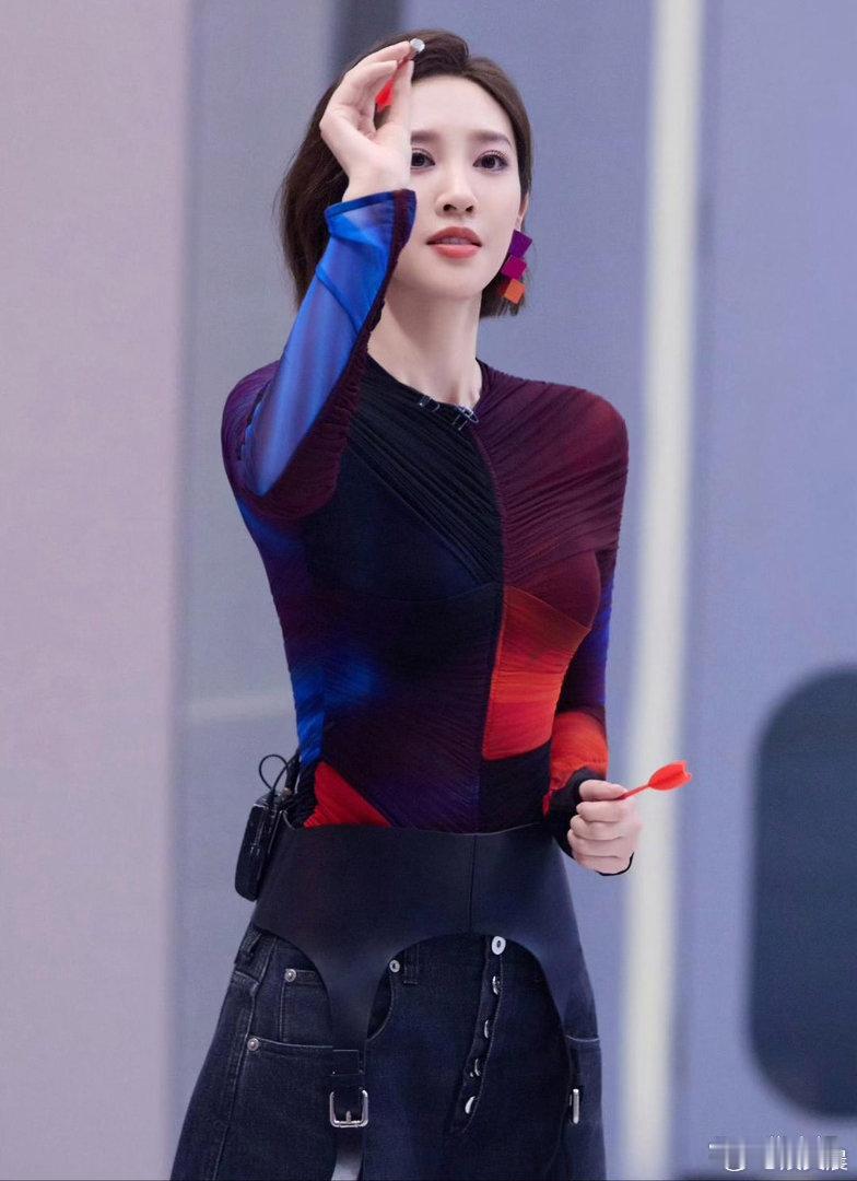 唐艺昕小众别致的腰带超吸睛，巧妙提升穿搭质感，细节氛围感拉满。