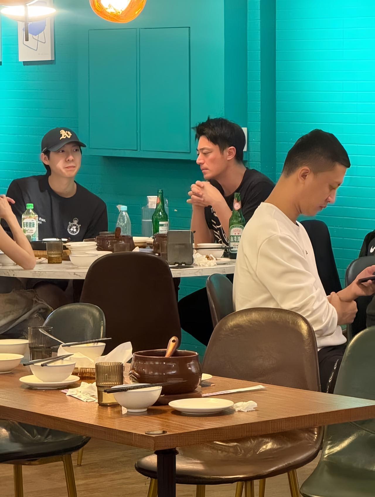 近日，霍建华吃饭被网友偶遇，45岁的他，依然很帅气，还多了几分成熟稳重的样子。