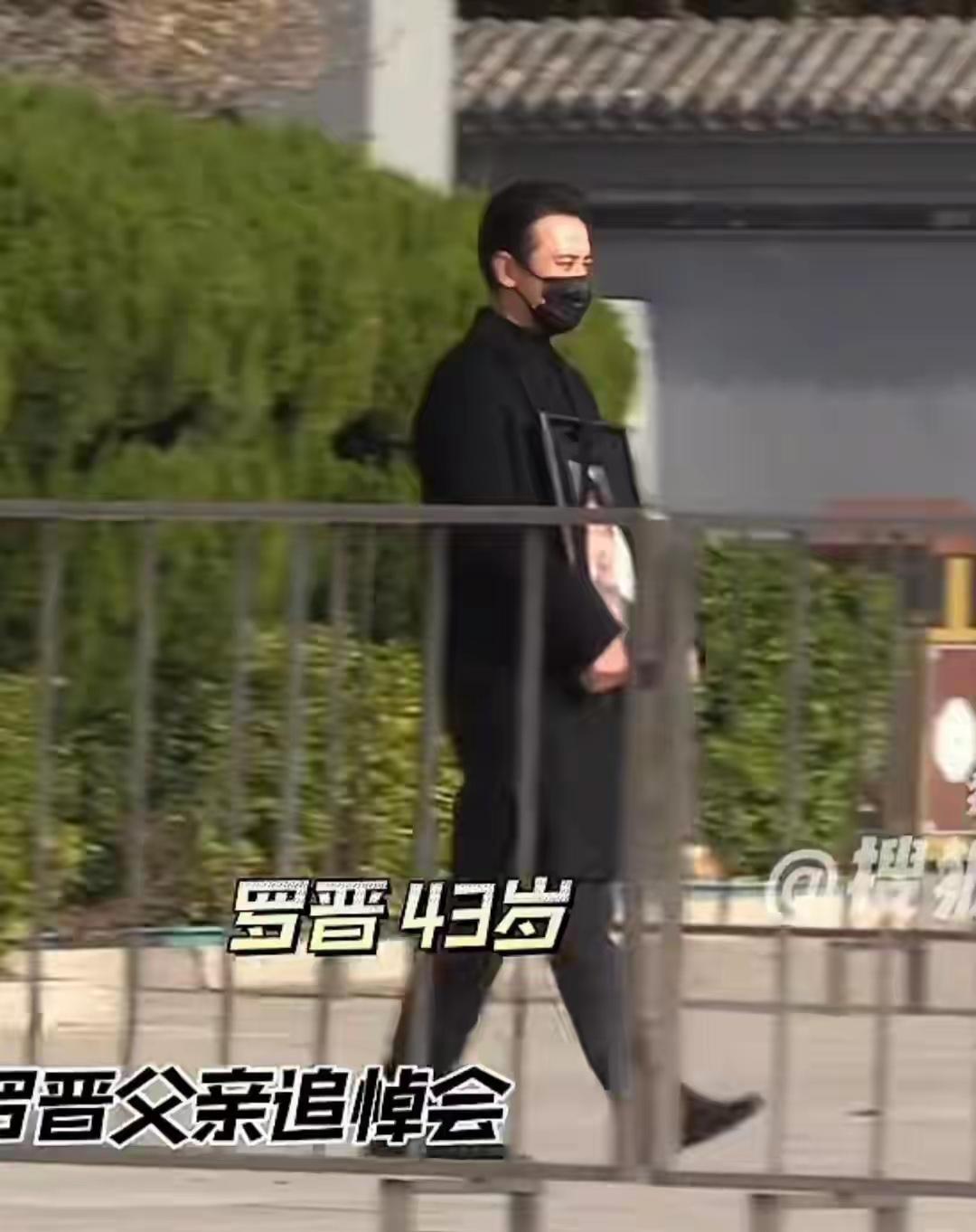 唐嫣罗晋携手破离婚传闻！公公葬礼上细节见真情，明星好友阵容曝光罗晋紧抱父亲遗