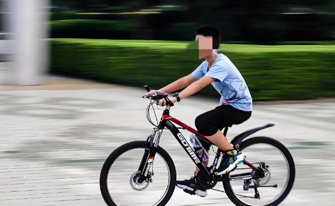 5月14日九派快讯报道，重庆，一名9岁男孩骑走了女孩的自行车，事后虽然把车还到了