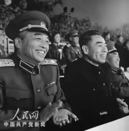 危难重用，落难死护！周总理眼中真实的彭老总在开国元勋的深厚情谊里，周恩来与彭德怀的相交，最是坦荡纯粹
