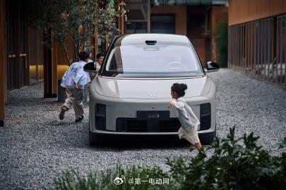 理想i8今天更像是描绘出了一个场景给大家：阳光正好，微风不燥，和家人一起度过了