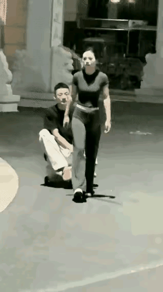遛人世界之大，无奇不有。平时遛猫遛狗司空见惯，甚至遛鸡、遛鹅也不算新鲜事，