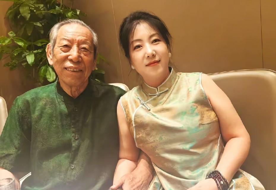 80岁的相声老票友佟有为，在天津一家饭店张罗了十几桌，给刚满51岁的媳妇办了一场