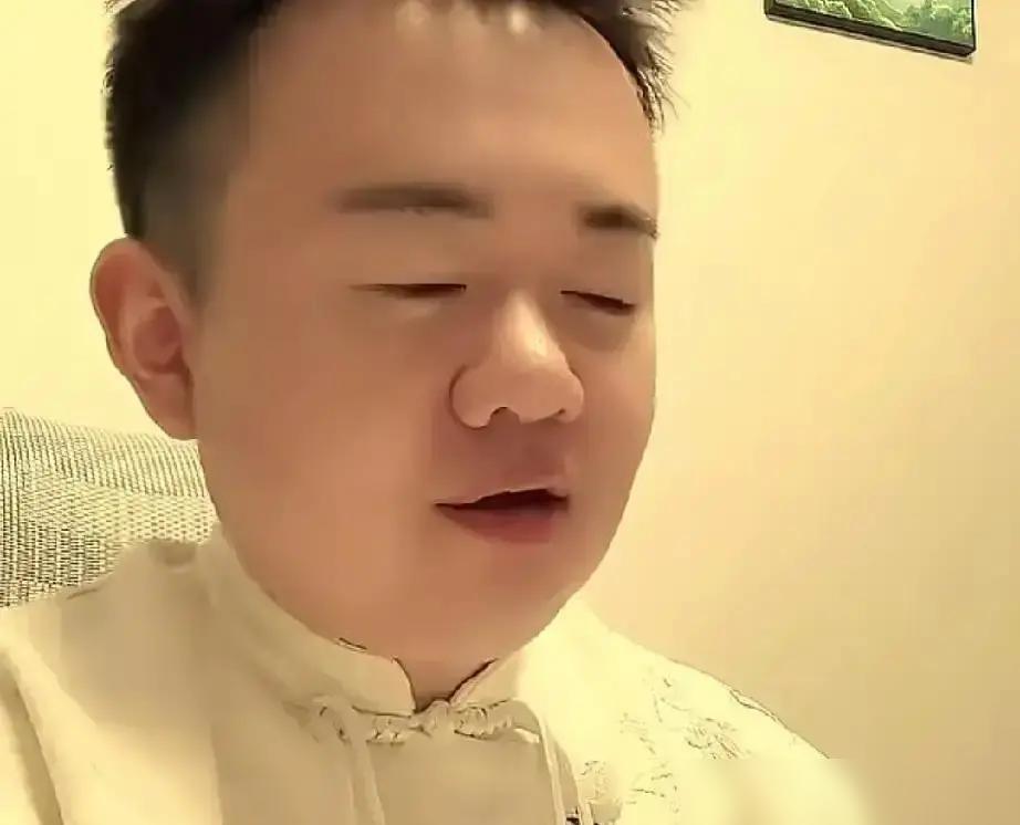 别信什么算命大师，那不过是黄一鸣新一季的产品说明书。你以为她信命？我告诉你，