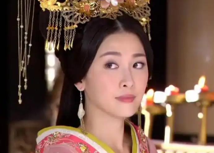 卫青32岁时，迎娶43岁已经三婚的寡妇平阳公主。洞房之夜，平阳公主坐在榻上，卫青