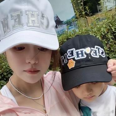 陈妍希晒自己和儿子星星的正面同框照。别的不敢说，但是陈晓和陈妍希俩人生的娃，这颜