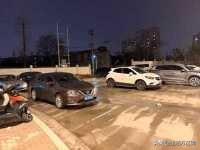 市民希望武汉江安路地铁站B口空地能允许停车，给出的理由如下：江安路地铁站B口有一