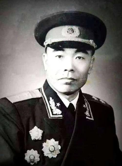 1946年秋天，曾泽生带着他的60军进驻吉林，住的地方不是营房，而是一间10平米