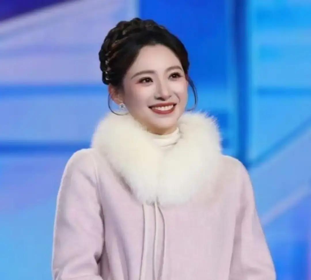 零下8度穿短裙唱歌？央视直接掀桌后台恒温28度，羽绒服上台秒变高定。别的台