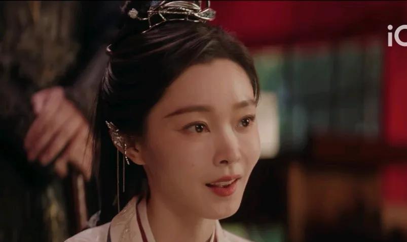《与晋长安》谙南王敖登（丞磊）从悬崖上掉下来后，昏了过去，而此处正是战场，黎霜将