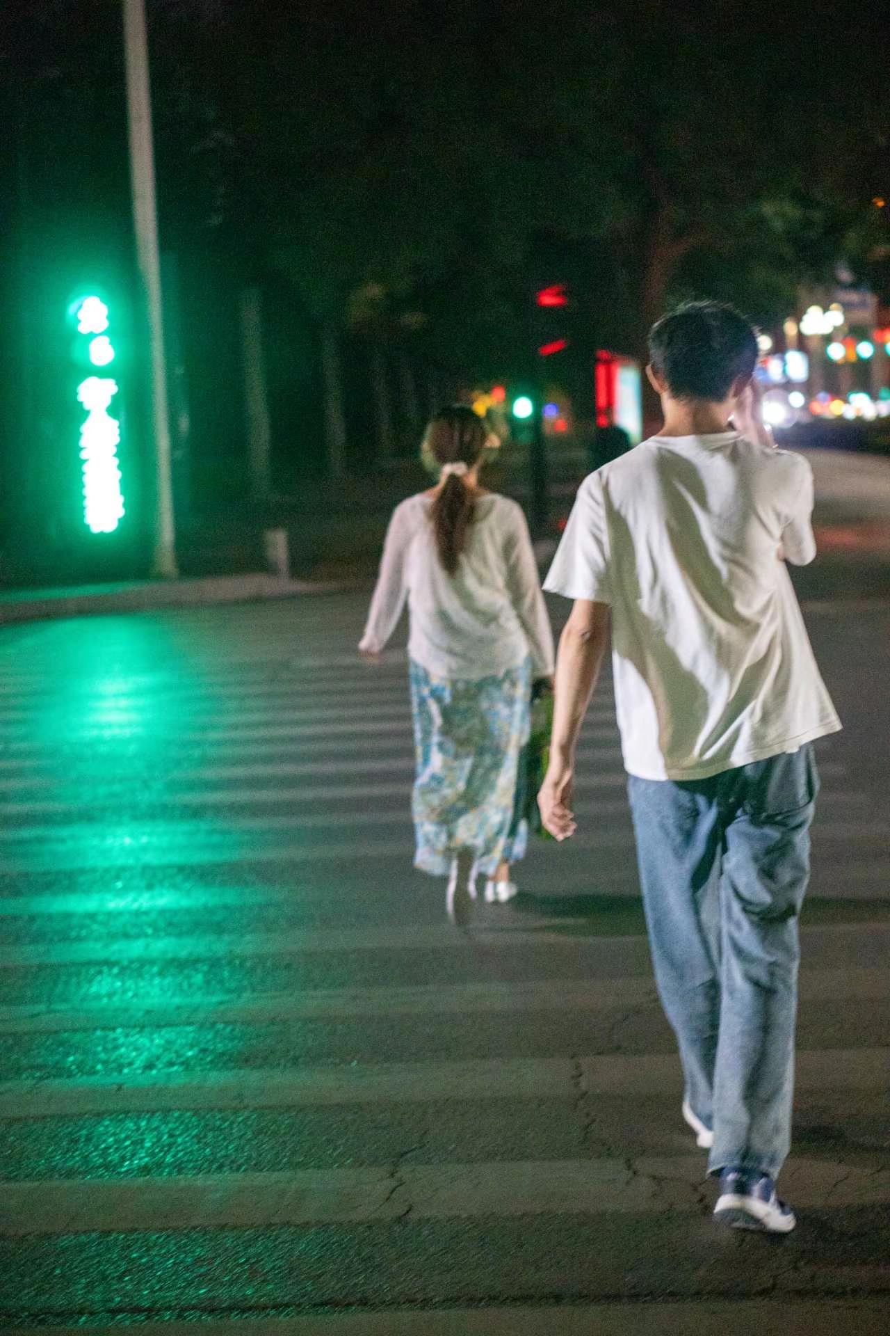 前几天，微信突然有人加我。一上来就说：“您好，我还钱，麻烦通过一下。”我心